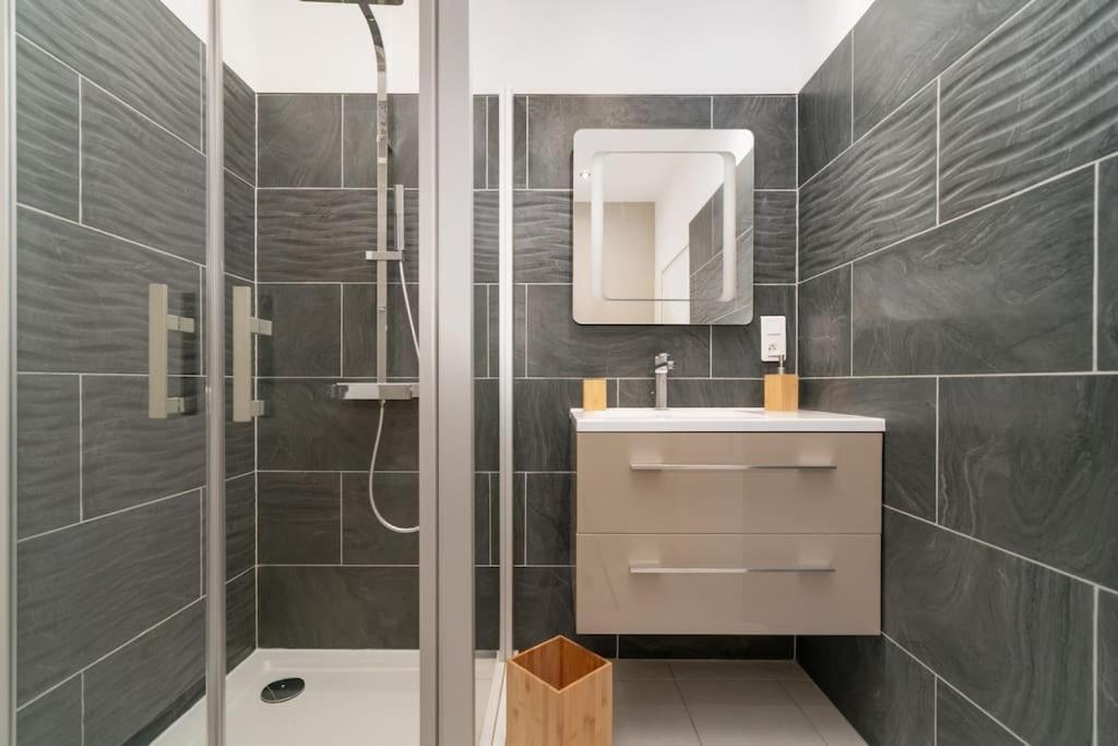Superbe Appartement A Une Minute A Pied De La Gare Epinal Exterior photo